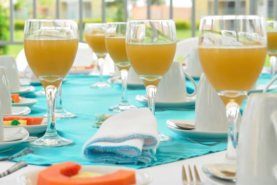 Cocktails maison servis en verrines sur une table de réception