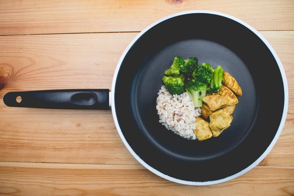 Riz parfumé et curry maison servis en poêle