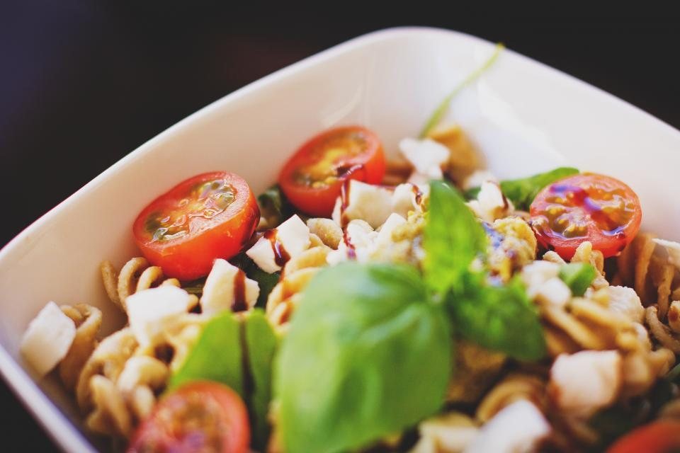 Salade composée aux pâtes, tomates et basilic