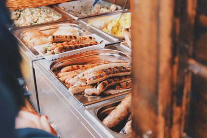 Buffet chaud dressé en bacs, prêt à servir