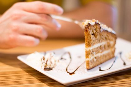 Part de gâteau maison dressée