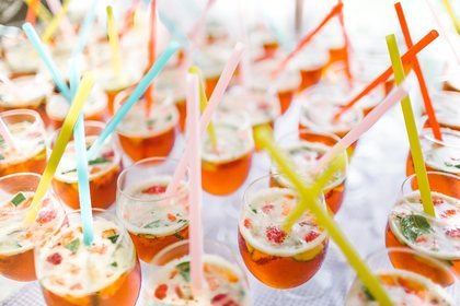 Verrines et cocktails colorés en réception