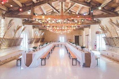 Salle de réception dressée pour un mariage