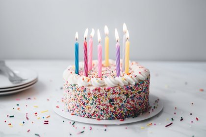 Gâteau d'anniversaire et bougies